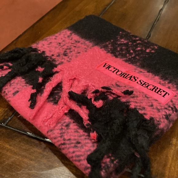 NWT Victoria’s Secret Fuchsia Buffalo Check Scarf - Winter Angel Collection - Picture 9 of 13